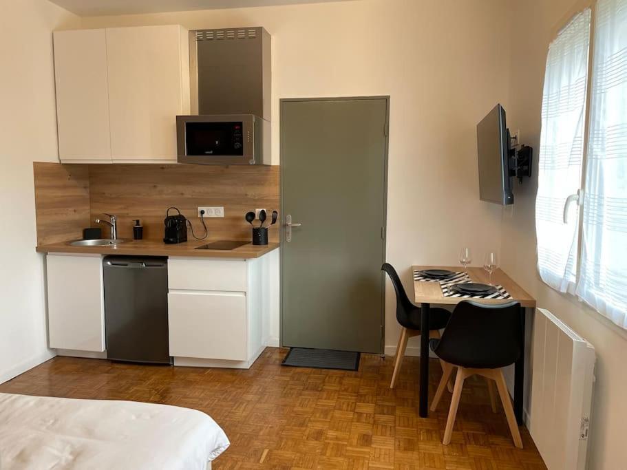 & Coworking Theme Factory A Apartment *